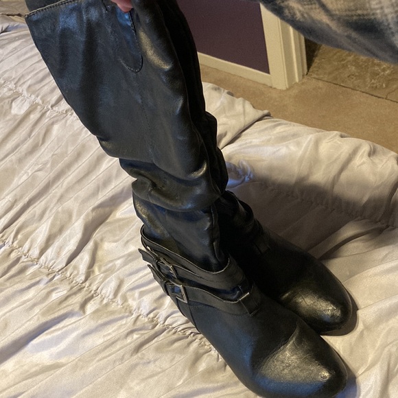 Boots - Picture 2 of 5